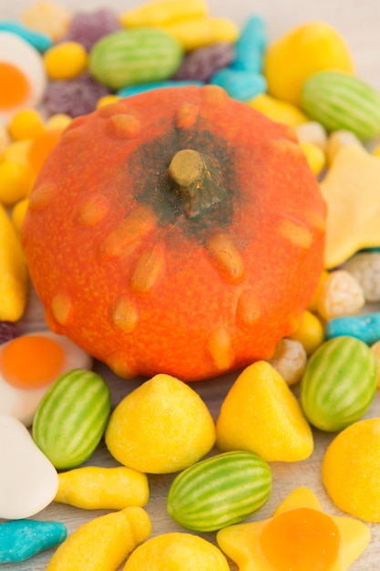 Orange grosse citrouille et boules.