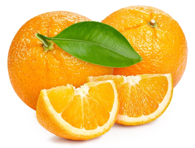 Orange isolé sur fond blanc Tracé de détourage orange Orange avec des feuilles