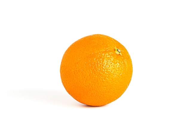 une orange isolée sur une surface blanche