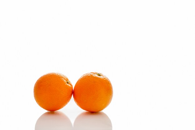 Orange isoler sur fond blanc
