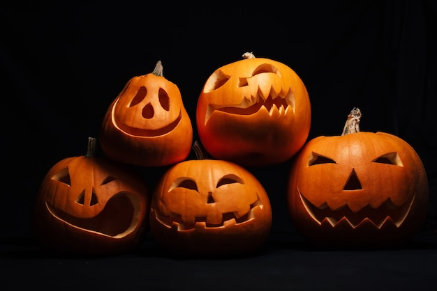 Orange Jack-o' - citrouilles lanternes pour la célébration d'Halloween d'automne