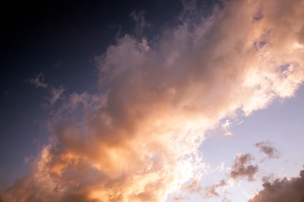 Orange jaune coloré et autres couleurs du ciel avec des nuages pendant le coucher ou le lever du soleil, la nature et ses caractéristiques pendant le coucher ou le lever du soleil, belle vraie nature