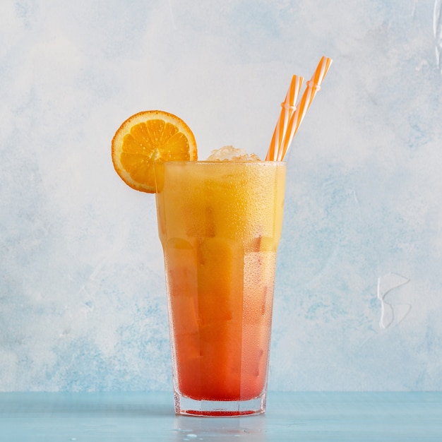 Orange juteuse et rouge Tequila Sunrise avec de la glace