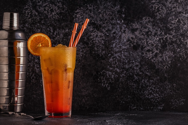 Orange juteuse et rouge Tequila Sunrise avec de la glace