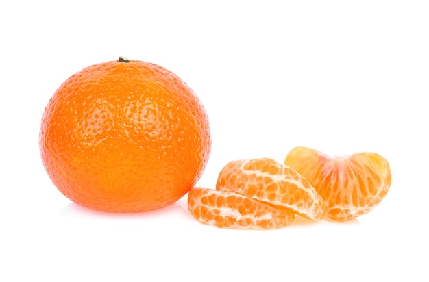 Photo orange mandarin isolé sur fond blanc