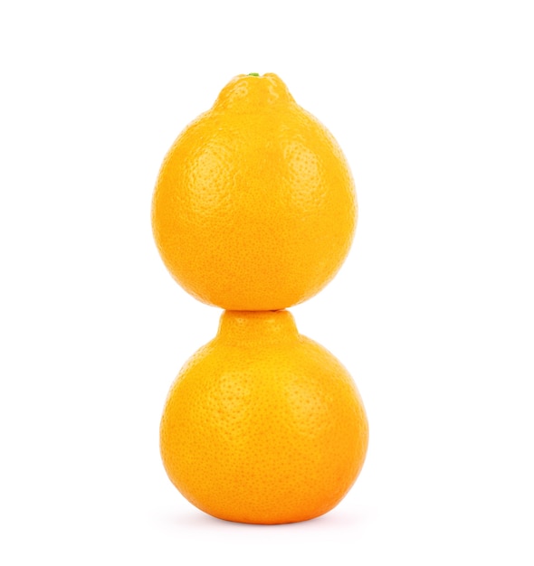 Orange ou mandarine sur fond blanc