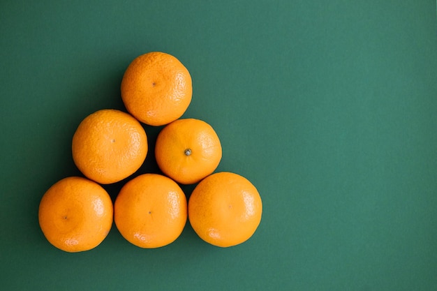 Orange mandarine sur fond vert