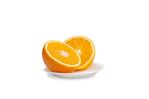 Orange à moitié coupée sur une soucoupe isolée sur fond blanc
