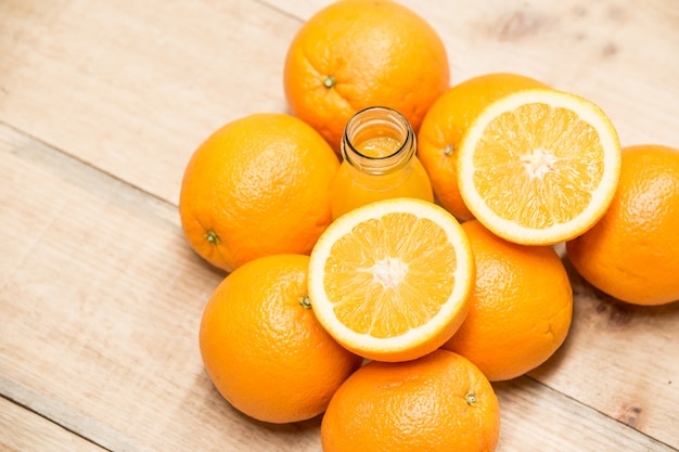 Orange par dessus sur la table en bois