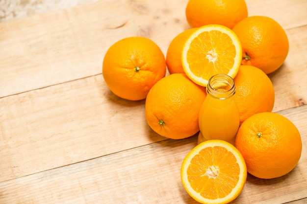 Orange par dessus sur la table en bois