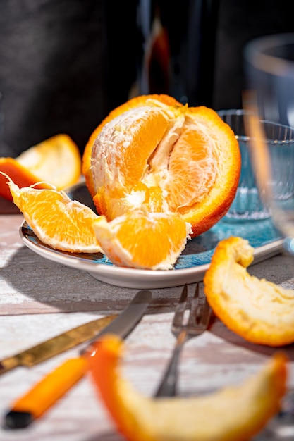 Photo l'orange pelée sur la table rustique