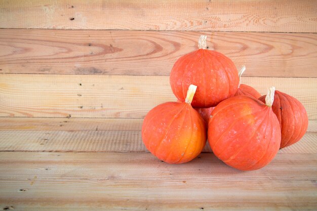 orange petite citrouille sur fond de table en bois