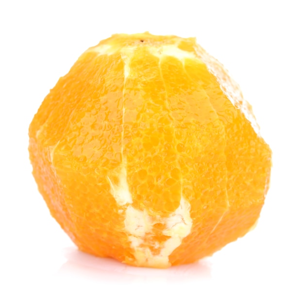 Orange sans peau, isolé sur une surface blanche