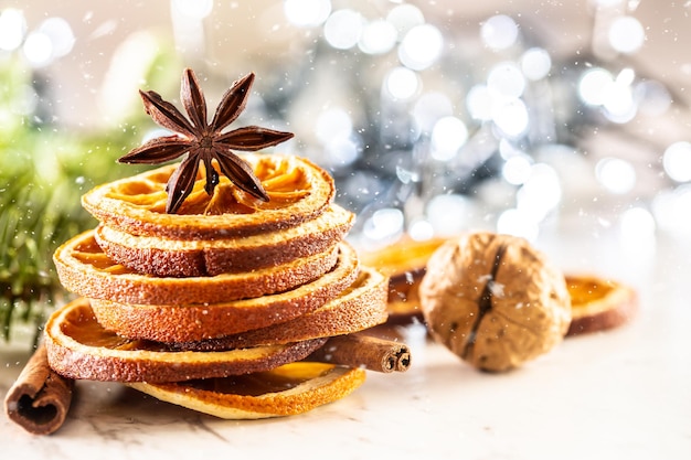 Orange séchée en forme d'arbre de Noël et anis étoilé sur le dessus