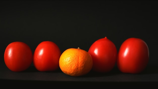 Orange et tomates dans une rangée