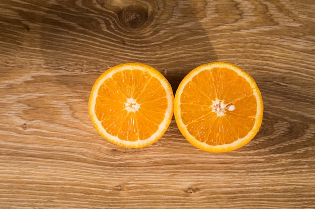 Orange tranchée sur une table en bois