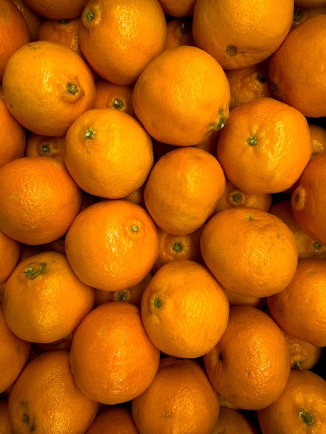 Des oranges en arrière-plan Un gros bouquet d'oranges mûres