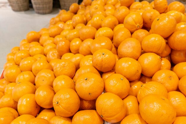 Des oranges au supermarché