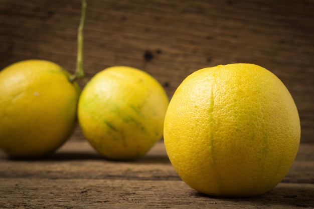 Oranges de bergamote couleur jaune sur bois rose