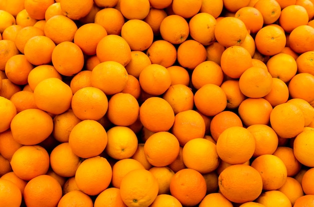 Oranges biologiques fraîches vendues sur le marché