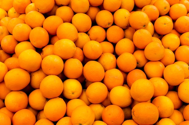 Oranges biologiques fraîches vendues sur le marché