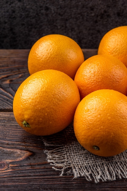 Oranges sur bois foncé