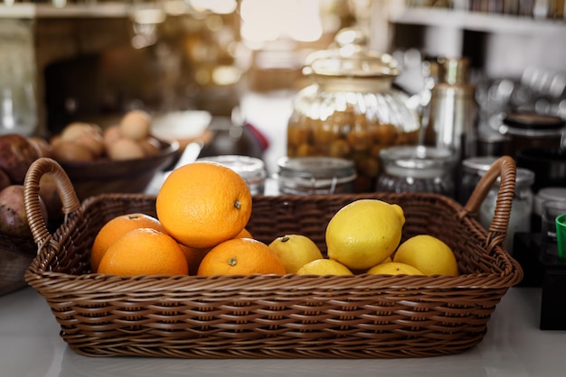 Oranges et citrons dans le panier sur la table de la cuisine