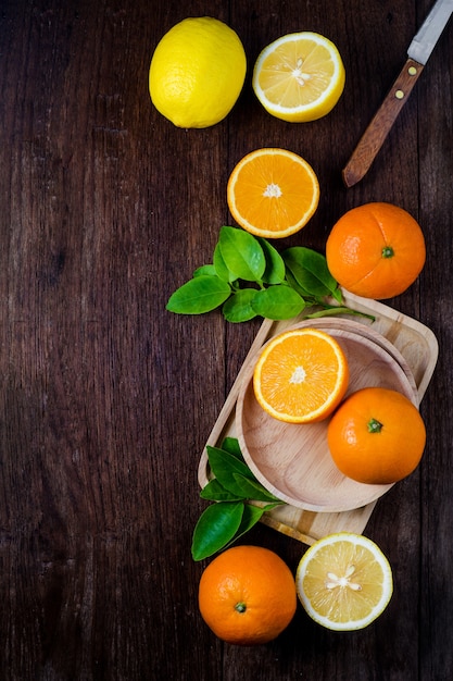 Oranges et citrons avec des feuilles