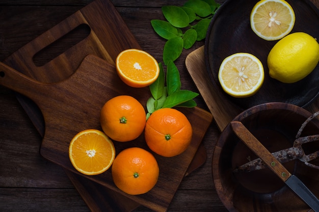 Oranges et citrons avec des feuilles