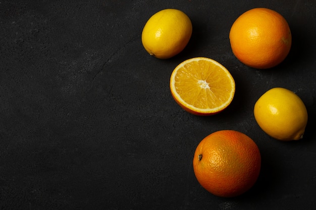 Oranges et citrons sur fond de béton foncé