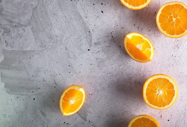 Oranges Coupées Sur Le Fond Gris, Vue De Dessus