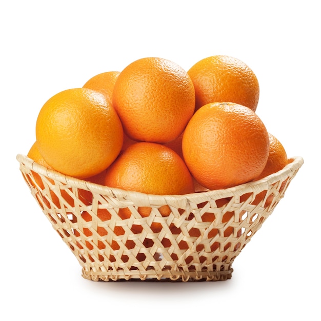 Oranges dans un beau panier isolé sur blanc