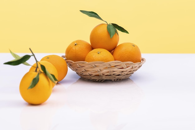 Oranges dans un panier avec des feuilles