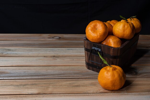 Oranges disposées sur une table en bois