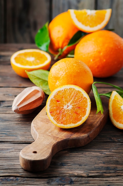 Oranges douces fraîches sur la table en bois