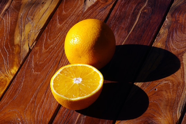 Oranges douces sur la table en bois de teck