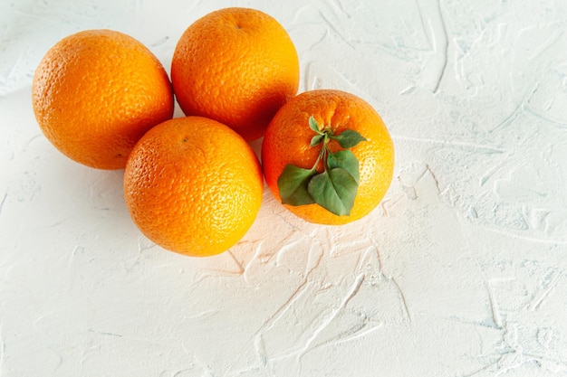 Oranges entières avec feuille sur fond blanc dans une ligne avec une place pour le texte