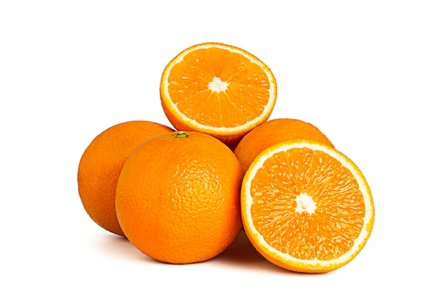 oranges entières et tranchées isolées sur une surface blanche