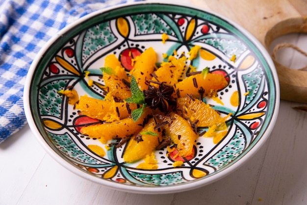 Oranges épicées aux clous de girofle et à la cannelle servies avec du miel biologique et du chocolat râpé.