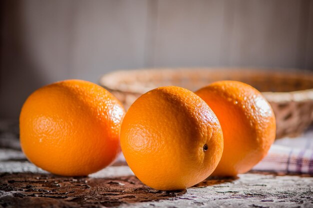 Oranges espagnoles fraîches sur un fond de texture