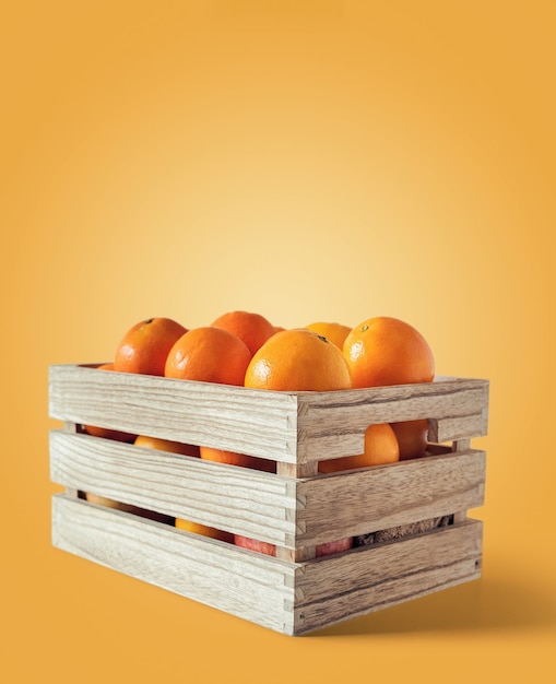 Oranges fraîches dans une boîte en bois