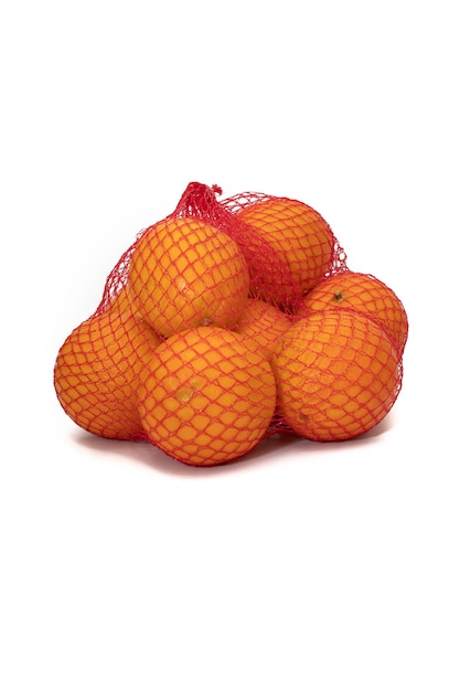 Oranges fraîches dans un sac en filet en plastique isolé sur fond blanc