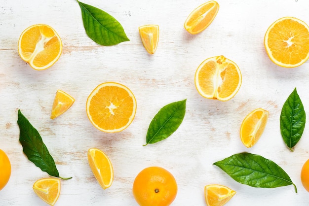 Oranges fraîches avec feuilles Agrumes sur fond de bois blanc Vue de dessus Espace de copie gratuit