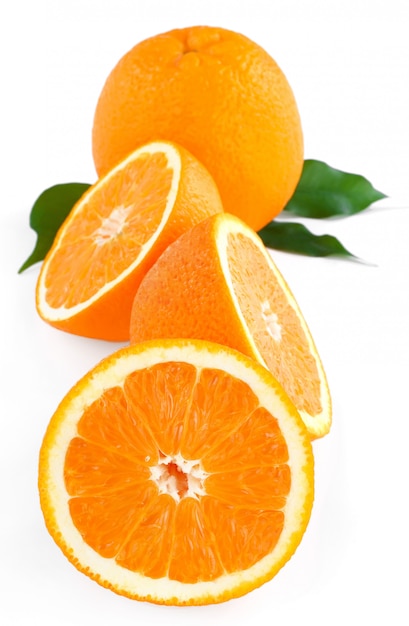 Oranges fraîches avec des feuilles isolées