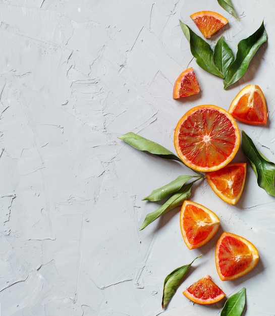 Oranges fraîches avec des feuilles sur une vieille table