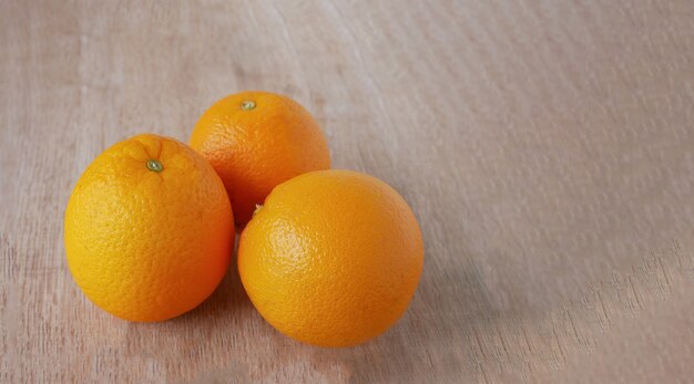 Oranges fraîches sur fond de bois naturel