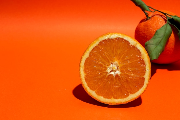 Oranges fraîches sur fond orange