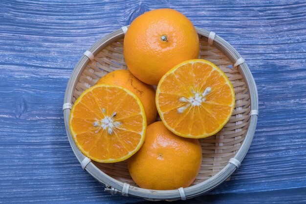 Oranges fraîches sur fond de table en bois.