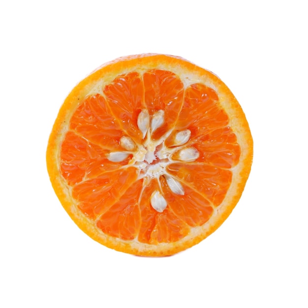Oranges fraîches isolées sur un fond blanc