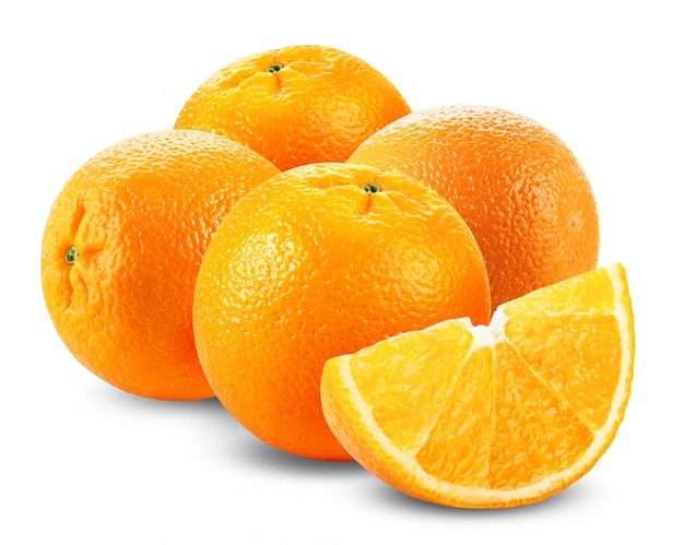 Oranges fraîches isolés sur blanc